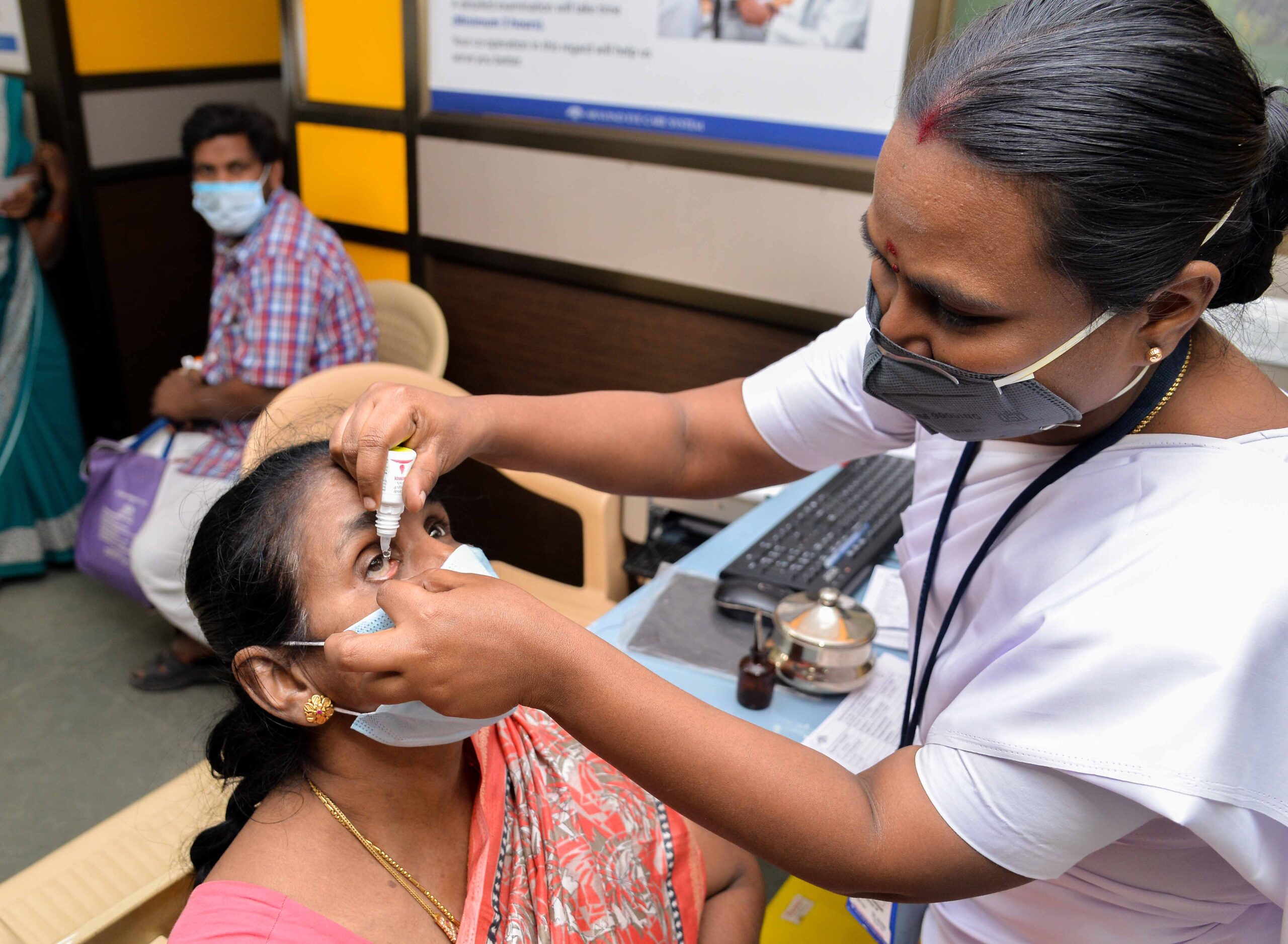 How to instil eye drops. INDIA (Photo: Ramkumar, Aravind Eye Hospital CC BY-NC-SA 4.