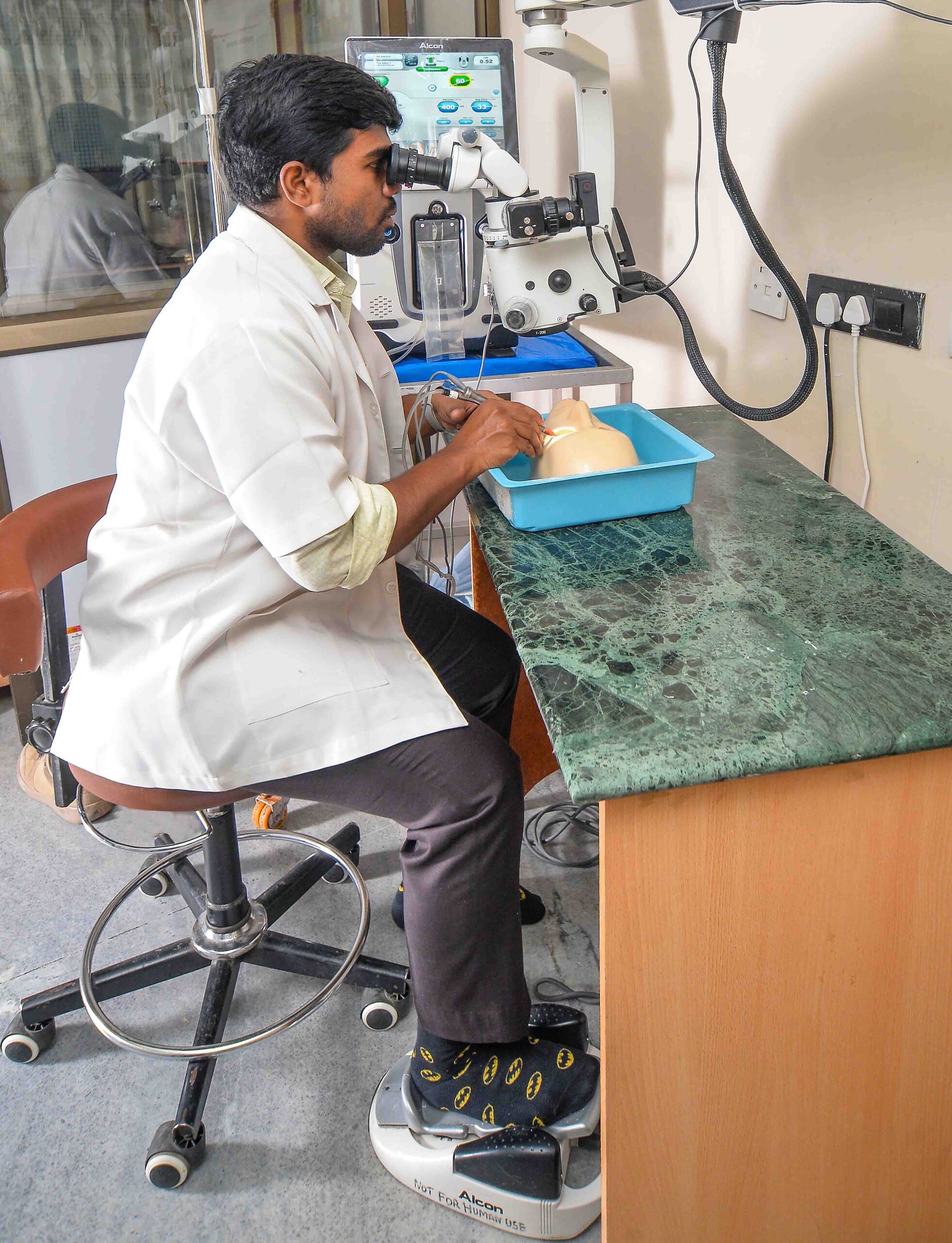 By using phaco machine in the wet lab, surgeons learn the principles of phaco while practising use of the foot pedal. INDIA (Photo: Aravind CC BY-NC-SA 4.0)