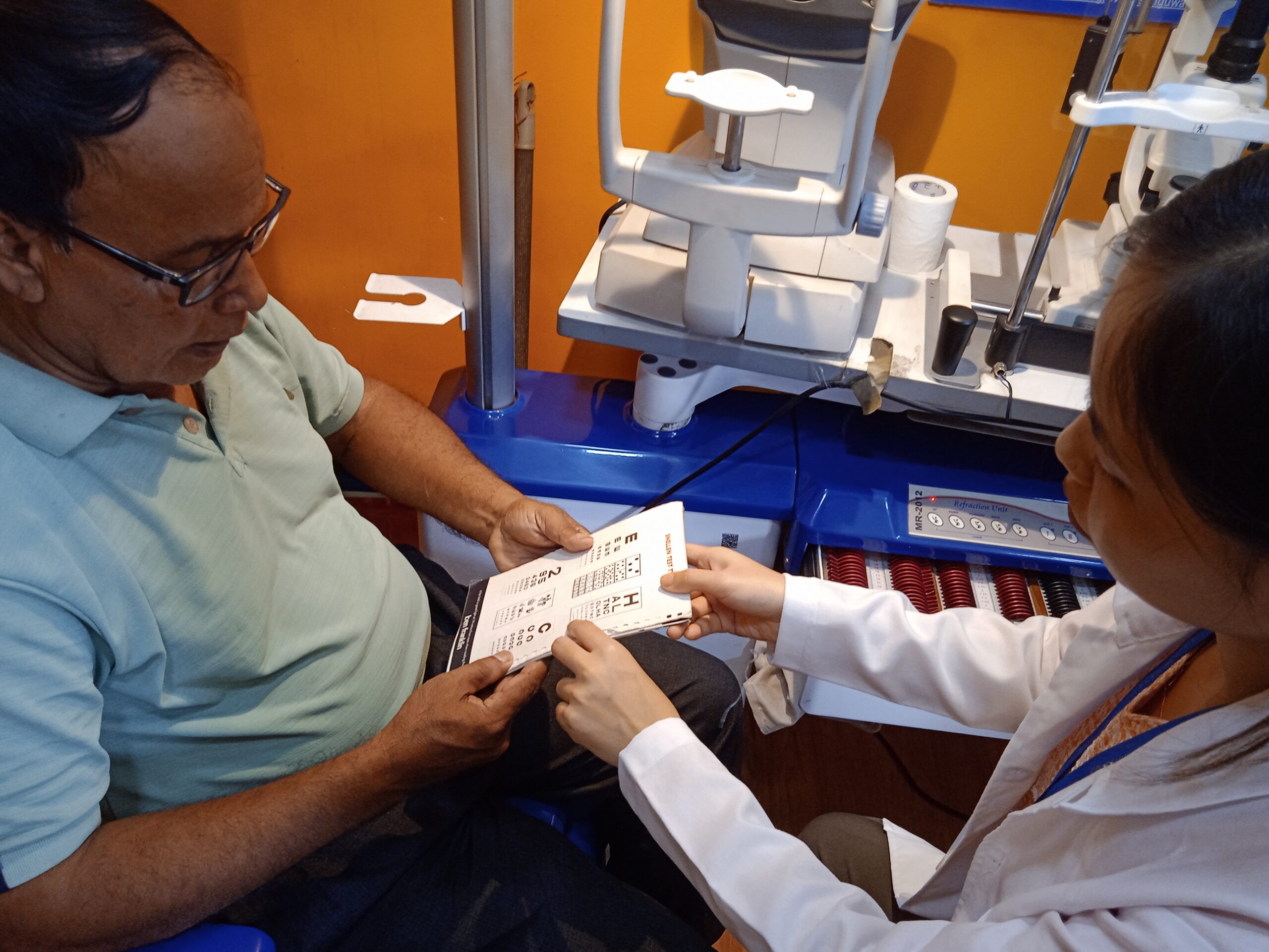 Near vision examination of a patient at Barpeta Vision Centre, Assam. INDIA (Photo: Mission for Vision CC BY-NC-SA 4.0)