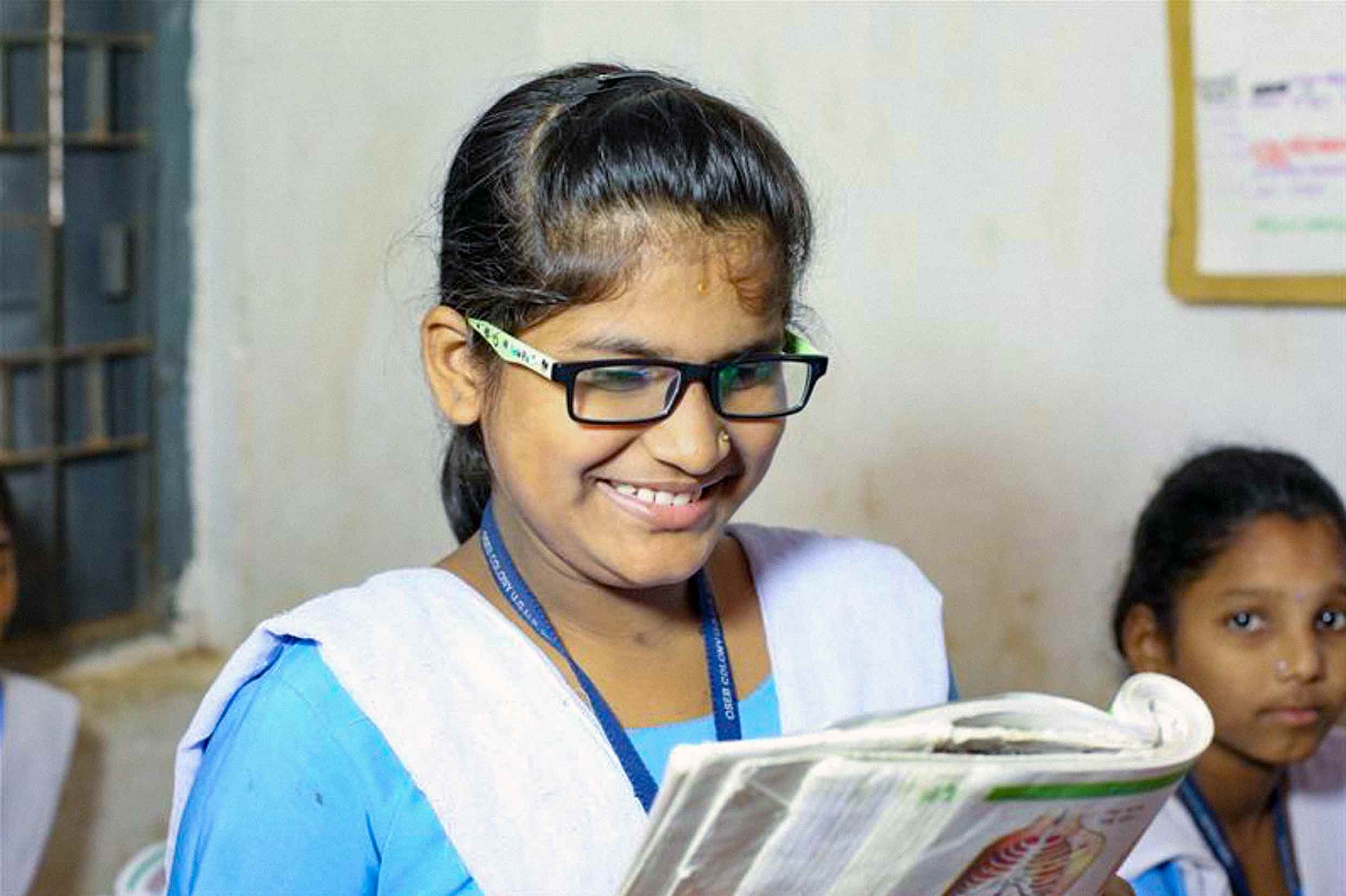 Sitara, a 12-year-old girl from an intervention district in Madhya Pradesh, struggled academically due to undiagnosed vision problems, which affected her ability to see the blackboard and read textbooks. During a school eye screening camp, her impairment was identified, and she was referred for a comprehensive eye examination. With her new glasses, Sitara’s confidence and academic performance improved. INDIA (Photo: © SIGHTSAVERS INDIA CC BY-NC-SA 4.0)